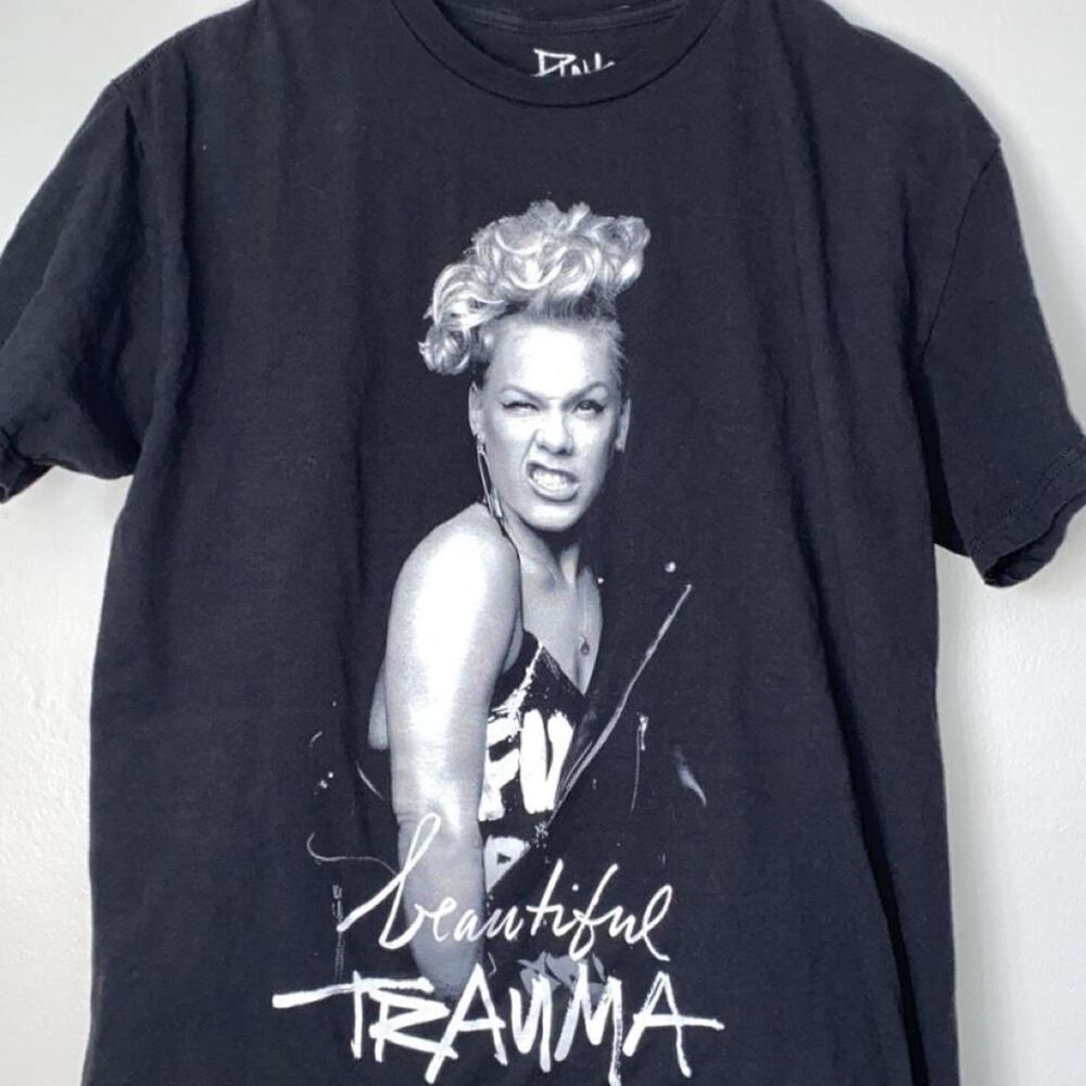 P!NK OFFICIAL 2018 BEAUTIFUL TRAUMA TOUR DATES IRIDESCENT GLOW T-SHIRT RARE PINK